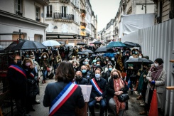 La maire du 9e arrondissement, Delphine Bürkli, rend hommage aux victimes de l'explosion de la rue de Trévise, le 12 janvier 2021 à Paris - © AFP/Archives - STEPHANE DE SAKUTIN