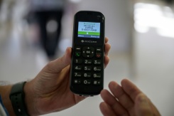 Un combiné de téléphone utilisé par des résidents d'un Ehpad, atteints de la maladie d'Alzheimer, pour converser avec une IA baptisée Livana, le 17 septembre 2026 à Septfonds, dans le Tarn-et-Garonne - © AFP - Ed JONES Un combiné de téléphone utilisé par des résidents d'un Ehpad, atteints de la maladie d'Alzheimer, pour converser avec une IA baptisée Livana, le 17 septembre 2026 à Septfonds, dans le Tarn-et-Garonne - © AFP - Ed JONES
