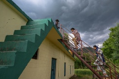Des enfants montent sur le toit d'une maison dans le village de Kasaliyan, près de la frontière avec le Pakistan, le 6 avril 2026 en Inde - © AFP - Tauseef MUSTAFA