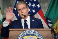 Le ministre américain des Finances, Scott Bessent, fait un signe aux journalistes après avoir annoncé une nouvelle série de sanctions contre l'Iran, le 24 août 2026, à Washington - © GETTY IMAGES NORTH AMERICA/AFP/Archives - CHIP SOMODEVILLA Le ministre américain des Finances, Scott Bessent, fait un signe aux journalistes après avoir annoncé une nouvelle série de sanctions contre l'Iran, le 24 août 2026, à Washington - © GETTY IMAGES NORTH AMERICA/AFP/Archives - CHIP SOMODEVILLA
