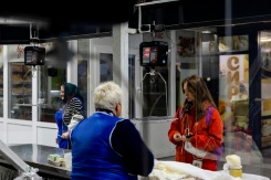 Anastassiia Jmoutska achète du fromage dans un supermarché, après son travail, le 13 octobre 2026 à Kiev, en Ukraine - © AFP - Tetiana DZHAFAROVA Anastassiia Jmoutska achète du fromage dans un supermarché, après son travail, le 13 octobre 2026 à Kiev, en Ukraine - © AFP - Tetiana DZHAFAROVA