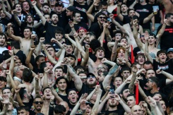 Des supporters rassemblés avant la finale de la Coupe de France opposant le RC Lens à l'OGC Nice au Stade de France, à Saint-Denis, le 22 mai 2026 en Seine-Saint-Denis - © AFP - FRANCK FIFE Des supporters rassemblés avant la finale de la Coupe de France opposant le RC Lens à l'OGC Nice au Stade de France, à Saint-Denis, le 22 mai 2026 en Seine-Saint-Denis - © AFP - FRANCK FIFE