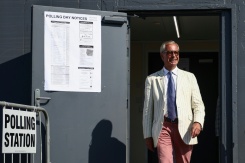 Nigel Farage, chef du parti britannique Reform UK, sort d'un bureau de vote installé dans une école primaire de Walton-on-the-Naze, dans l'Essex, lors de l'élection partielle de Clacton, le 13 août 2026 - © AFP - Henry NICHOLLS Nigel Farage, chef du parti britannique Reform UK, sort d'un bureau de vote installé dans une école primaire de Walton-on-the-Naze, dans l'Essex, lors de l'élection partielle de Clacton, le 13 août 2026 - © AFP - Henry NICHOLLS