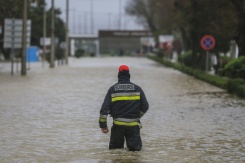 Un pompier dans une rue inondée d'Alcacer do Sal lors de la Dépression Leonardo, le 4 février 2026 dans le sud du Portugal - © AFP - PATRICIA DE MELO MOREIRA