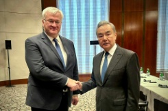 Photo prise et diffusée par le service de presse du ministère ukrainien des Affaires étrangères, le 13 février 2026, montrant le ministre chinois des Affaires étrangères, Wang Yi (d) et le ministre ukrainien des Affaires étrangères, Andriï Sybiga (g), lors de la 62e Conférence de Munich sur la sécurité (MSC) - © Service de presse du ministère ukrainien des Affaires étrangères/AFP - Handout