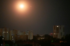 Les défenses ukrainiennes intercepent des missiles russes au-dessus de Kiev, le 15 juin 2026 - © AFP - Sergei SUPINSKY