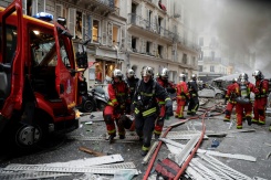 Des pompiers au secours de victimes après l'explosion au gaz de la rue de Trévise, le 12 janvier 2019 à Paris - © AFP/Archives - Thomas SAMSON