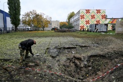 Cratère laissé par une frappe russe près d'une école à Kiev, le 19 octobre 2026 - © AFP - Sergei SUPINSKY