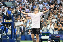 Alexander Zverev après avoir réalisé sa victoire en finale de l'US Open face à l'Américain Ben Shelton, le 13 septembre 2026 à New York - © AFP - ANGELA WEISS