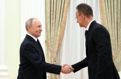 Image fournie par l'agence russe Sputnik du président russe Vladimir Poutine salue le ministre hongrois des Affaires étrangères Peter Szijjarto, à Moscou le 4 mars 2026 - © POOL/AFP - GRIGORY SYSOYEV