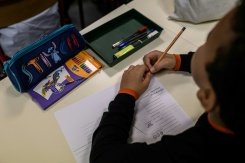 Les résultats des élèves français à l'enquête internationale Pisa de 2025 sont les plus bas jamais mesurés depuis la création de ce classement en 2000, mais la France se maintient dans la moyenne des pays de l'OCDE dans les trois matières évaluées - © AFP/Archives - JEFF PACHOUD