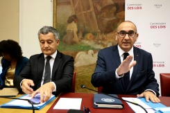 Le ministre de la Justice Gérald Darmanin, à gauche et à sa droite le ministre de l'Intérieur Laurent Nunez avant leur audition au Sénat à Paris le 9 juin 2026 - © AFP - SIMON WOHLFAHRT Le ministre de la Justice Gérald Darmanin, à gauche et à sa droite le ministre de l'Intérieur Laurent Nunez avant leur audition au Sénat à Paris le 9 juin 2026 - © AFP - SIMON WOHLFAHRT