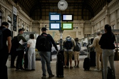 Des voyageurs attendant leurs trains en gare Saint-Jean à Bordeaux durant une grève nationale à l'appel de quatre syndicats de la SNCF, le 10 juin 2026
- © AFP - Philippe LOPEZ Des voyageurs attendant leurs trains en gare Saint-Jean à Bordeaux durant une grève nationale à l'appel de quatre syndicats de la SNCF, le 10 juin 2026
- © AFP - Philippe LOPEZ