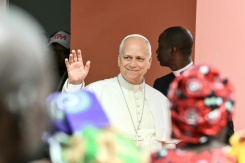 Le pape Léon XIV salue la foule à son arrivée à la maison des Petites Sœurs des Pauvres accueillant des personnes âgées défavorisées, le 20 avril 2026 à Saurimo, en Angola - © AFP - Alberto PIZZOLI