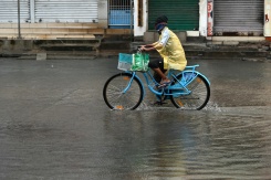 Un habitant à vélo dans une rue inondée à Kakinada, alors que le cyclone Arnab toutche terre, le 28 octobre 2026 dans l’État de l’Andhra Pradesh, en Inde - © AFP - Noah SEELAM Un habitant à vélo dans une rue inondée à Kakinada, alors que le cyclone Arnab toutche terre, le 28 octobre 2026 dans l’État de l’Andhra Pradesh, en Inde - © AFP - Noah SEELAM