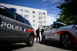Des policiers et soldats près du lieu où un jeune homme a été abattu dans un quartier populaire de Nantes, le 4 juin 2026 en Loire-Atlantique - © AFP - Loic VENANCE