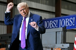 Le président américain Donald Trump fait un pas de danse, le 19 février 2026 à Rome, dans l'Etat de Géorgie, aux Etats-Unis - © AFP/Archives - SAUL LOEB