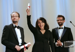 L'autrice de BD Marjane Satrapi (c) reçoit le prix du jury au festival de Cannes aux côtés du réalisateur Vincent Paronnaud (d), le 27 mai 2007 - © AFP/Archives - VALERY HACHE