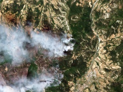 Image satellite du 8 juillet 2026 publiée par Planet Labs PBC montrant la fumée d'un feu de forêt dans une zone montagneuse près de Die, dans la Drôme - © 2026 Planet Labs PBC/AFP - Handout Image satellite du 8 juillet 2026 publiée par Planet Labs PBC montrant la fumée d'un feu de forêt dans une zone montagneuse près de Die, dans la Drôme - © 2026 Planet Labs PBC/AFP - Handout