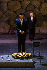 Le chancelier allemand Friedrich Merz se recueille au mémorial de la Shoah, Yad Vashem, le 7 décembre 2025
 - © POOL/AFP - JOHN WESSELS