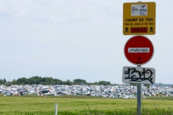 Un panneau "Champ de tirs" sur le site de la free party organisée illégalement à Cornusse, dans le Cher, le 2 mai 2026 - © AFP - Kenzo TRIBOUILLARD