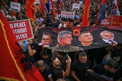 Des dizaines de milliers de Kosovars manifestent en soutien à leur ancien président Hashim Thaçi le 12 septembre 2026 à Pristina - © AFP - Armend NIMANI