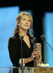 L'actrice Nathalie Baye pose après avoir remporté le César de la meilleur actrice pour "Le petit lieutenant", le 25 février 2006 à Paris - © AFP/Archives - Bertrand GUAY