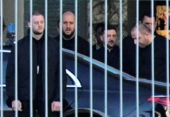 Le président ukrainien Volodymyr Zelensky (2e d) et le secrétaire du Conseil national de sécurité et de défense d'Ukraine, Roustem Oumerov (d), quittent la chancellerie à Berlin, après des entretiens avec des représentants du gouvernement américain, le 15 décembre 2025 - © AFP - John MACDOUGALL Le président ukrainien Volodymyr Zelensky (2e d) et le secrétaire du Conseil national de sécurité et de défense d'Ukraine, Roustem Oumerov (d), quittent la chancellerie à Berlin, après des entretiens avec des représentants du gouvernement américain, le 15 décembre 2025 - © AFP - John MACDOUGALL