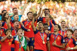 L'équipe d'Espagne brandit son trophée après sa victoire face à l'Argentine en finale du Mondial 2026 de football, le 19 juillet 2026 à East Rutherford - © AFP - Odd ANDERSEN L'équipe d'Espagne brandit son trophée après sa victoire face à l'Argentine en finale du Mondial 2026 de football, le 19 juillet 2026 à East Rutherford - © AFP - Odd ANDERSEN