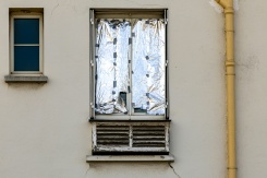 Une fenêtre protégée par une couverture de survie pour limiter la chaleur à Paris le 20 juillet 2026 - © AFP/Archives - JOEL SAGET Une fenêtre protégée par une couverture de survie pour limiter la chaleur à Paris le 20 juillet 2026 - © AFP/Archives - JOEL SAGET