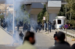Echauffourées entre forces de sécurité irakiennes et manifestants irakiens, près de la Zone verte, où se trouve l’ambassade des États-Unis, à Bagdad, le 1er mars 2026. - © AFP - Ahmad AL-RUBAYE Echauffourées entre forces de sécurité irakiennes et manifestants irakiens, près de la Zone verte, où se trouve l’ambassade des États-Unis, à Bagdad, le 1er mars 2026. - © AFP - Ahmad AL-RUBAYE
