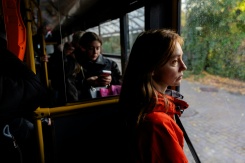 Anastassiia Jmoutska dans un bus pour rentrer chez elle malgré les embouteillages, le 13 octobre 2026 à Kiev, en Ukraine - © AFP - Tetiana DZHAFAROVA Anastassiia Jmoutska dans un bus pour rentrer chez elle malgré les embouteillages, le 13 octobre 2026 à Kiev, en Ukraine - © AFP - Tetiana DZHAFAROVA