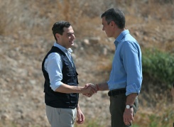 Le Premier ministre espagnol Pedro Sánchez salue le président de la région d'Andalousie, Juan Manuel Moreno (g), à son arrivée au poste de commandement à Turre, dans la province d'Almería, le 13 juillet 2026, après un incendie de forêt meurtrier - © AFP - JORGE GUERRERO Le Premier ministre espagnol Pedro Sánchez salue le président de la région d'Andalousie, Juan Manuel Moreno (g), à son arrivée au poste de commandement à Turre, dans la province d'Almería, le 13 juillet 2026, après un incendie de forêt meurtrier - © AFP - JORGE GUERRERO
