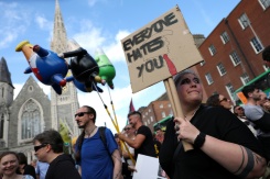 Plusieurs milliers de personnes manifestent à Dublin contre la visite de Donald Trump en Irlande, le 12 septembre 2026 - © AFP - Adrian Dennis