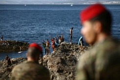 Des membres des forces de sécurité espagnoles positionnés à la frontière entre Ceuta et le Maroc, le 2 août 2026 - © AFP - Henry NICHOLLS