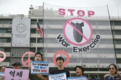 Manifestation contre l'exercice militaire conjoint entre la Corée du Sud et les Etats-Unis, baptisé "Ulchi Freedom Shield" (UFS), devant l'ambassade des Etats-Unis à Séoul, le 17 août 2026 en Corée du Sud - © AFP - Jung Yeon-je Manifestation contre l'exercice militaire conjoint entre la Corée du Sud et les Etats-Unis, baptisé "Ulchi Freedom Shield" (UFS), devant l'ambassade des Etats-Unis à Séoul, le 17 août 2026 en Corée du Sud - © AFP - Jung Yeon-je