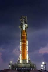 Le lanceur Artémis II et le vaisseau Orion en attente sur le pas de tir du Centre spatial Kennedy, le 31 mars 2026 à Cape Canaveral, en Floride - © AFP - Jim WATSON