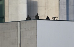 Des tireurs d'élite de la police en position sur un toit aux abords de la chancellerie à Berlin, lors de la visite du président ukrainien Volodymyr Zelensky, le 15 décembre 2025 - © AFP - RALF HIRSCHBERGER Des tireurs d'élite de la police en position sur un toit aux abords de la chancellerie à Berlin, lors de la visite du président ukrainien Volodymyr Zelensky, le 15 décembre 2025 - © AFP - RALF HIRSCHBERGER