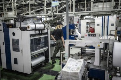 Un employé surveille le processus d'impression à l'imprimerie Kyoto Shimbun à Kumiyama, dans la préfecture de Kyoto, le 19 mars 2026 au Japon - © AFP - Yuichi YAMAZAKI Un employé surveille le processus d'impression à l'imprimerie Kyoto Shimbun à Kumiyama, dans la préfecture de Kyoto, le 19 mars 2026 au Japon - © AFP - Yuichi YAMAZAKI