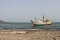 Un bateau à l'ancrage sur une plage du détroit de Bab el-Mandeb en mer Rouge, sur la côte sud-ouest du Yémen, le 24 juillet 2026 - © AFP - Khaled ZIAD