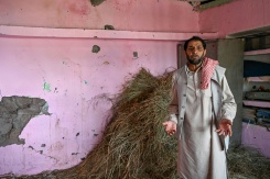 Mohammad Aslam, à l'intérieur de sa maison endommagée du district frontalier de Poonch, le 6 avril 2026 en Inde - © AFP - Tauseef MUSTAFA