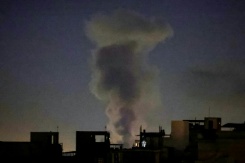 Un panache de fumée après une frappe sur Téhéran, le 4 mars 2026 en Iran - © AFP - ATTA KENARE