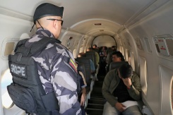 Photo communiquée par la présidence colombienne montrant des prisonniers en cours de transfert à bord d'un avion à Medellin, le 8 août 2026 - © Colombian Presidency/AFP - Handout Photo communiquée par la présidence colombienne montrant des prisonniers en cours de transfert à bord d'un avion à Medellin, le 8 août 2026 - © Colombian Presidency/AFP - Handout