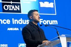 Photo diffusée par l'Otan, le 7 juillet 2026, montrant le président ukrainien Volodymyr Zelensky lors du 36e sommet des chefs d'État et de gouvernement de l'Otan à Ankara, en Turquie - © NATO/AFP - Handout Photo diffusée par l'Otan, le 7 juillet 2026, montrant le président ukrainien Volodymyr Zelensky lors du 36e sommet des chefs d'État et de gouvernement de l'Otan à Ankara, en Turquie - © NATO/AFP - Handout