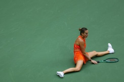 La Bélarusse Aryna Sabalenka s'effondre sur le court face à la Kazakhstanaise Elena Rybakina (hors-champ) lors de la finale de l'US Open, à New York, le 12 septembre 2026 - © GETTY IMAGES NORTH AMERICA/AFP - Patrick Smith La Bélarusse Aryna Sabalenka s'effondre sur le court face à la Kazakhstanaise Elena Rybakina (hors-champ) lors de la finale de l'US Open, à New York, le 12 septembre 2026 - © GETTY IMAGES NORTH AMERICA/AFP - Patrick Smith