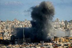 Un nuage de fumée noire au-dessus du site d'une frappe aérienne israélienne sur la banlieue sud de Beyrouth, le 9 mars 2026 au Liban - © AFP - IBRAHIM AMRO