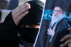 Une femme irakienne chiite se tient la tête en brandissant une photo du guide suprême iranien Ali Khamenei, tué la veille dans une opération israélo-américaine, le 1er mars 2026 à Bagdad - © AFP - AHMAD AL-RUBAYE Une femme irakienne chiite se tient la tête en brandissant une photo du guide suprême iranien Ali Khamenei, tué la veille dans une opération israélo-américaine, le 1er mars 2026 à Bagdad - © AFP - AHMAD AL-RUBAYE