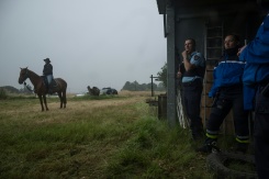 Les gendarmes dans un centre équestre lors des recherches pour retrouver Lyhanna, disparue depuis le 29 mai, le 4 juin 2026 à Fleurance dans le Gers - © AFP - Ed JONES