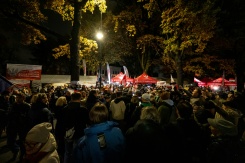 Des manifestants à Varsovie devant la Cour constitutionnelle polonaise, le 30 octobre 2026 - © AFP - Wojtek RADWANSKI