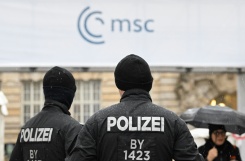 Des policiers devant l'hôtel Bayrischer Hof à Munich, lieu de la 62e Conférence de Munich sur la sécurité (MSC), le 12 février 2026 en Allemagne - © AFP - THOMAS KIENZLE